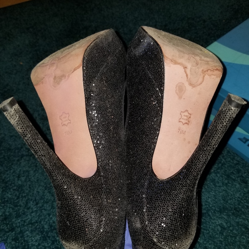 Black sparkly heels cliffs by white mountain - Picture 3 of 12